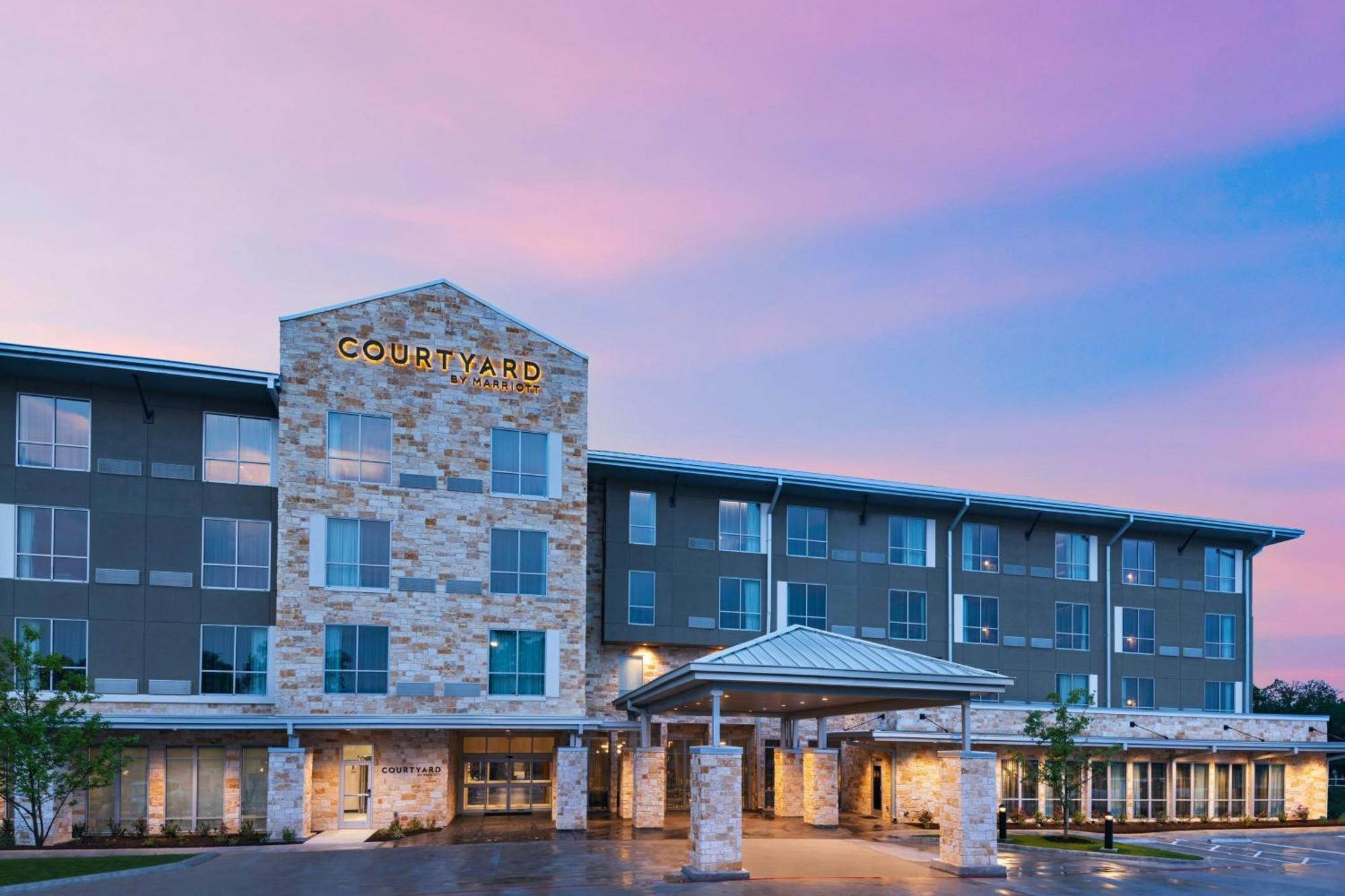 Courtyard By Marriott Austin Hotel