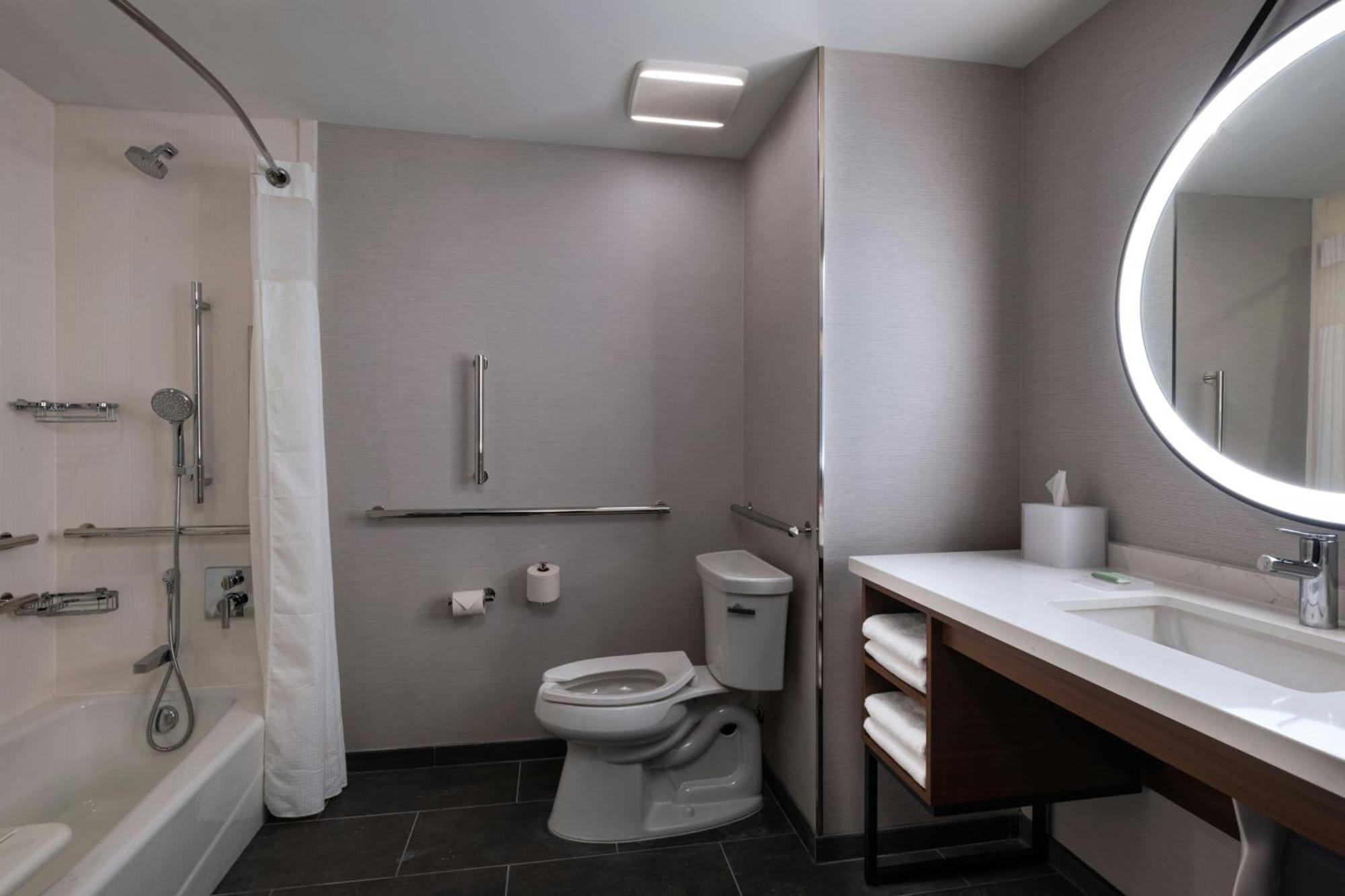 Courtyard By Marriott Austin Hotel
